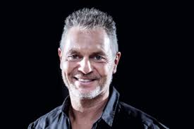 The youngest of five children, he was raised by a retired air force captain and a homemaker. Vermogen Von Promis Und Stars Vermogenmagazin De