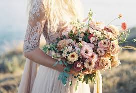 Kalau demikian pasti anda tahu dong ayam jago yang sering jadi andalan biasanya kebanyakan penggemar sabung ayam ini menjagokan jenis ayam bangkok. Perputaran Tren Hand Bouquet Dari Masa Ke Masa Weddingku Com