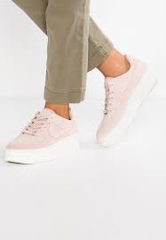 Están elaborados por una cubierta de gamuza que le da a tu outfit un toque superior a lo casual ordinario. Nike Sportswear Air Force 1 Sage Sneaker Low Particle Beige Phantom Rosa Zalando De