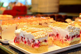 Für jede person wird sie können ihre gäste sogar überraschen, indem sie einen ungewöhnlich leckeren kuchen zubereiten. Beste Kuchen Torten Picture Of Holzer Weissensee Tripadvisor