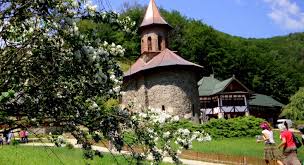 Mormantul parintelui arsenie boca se afla in cimitirul de la manastirea prislop, localitatea silvasu de sus, judetul hunedoara. SÄƒrbÄƒtoare Mare Mii De Oameni Sunt AÈ™teptaÈ›i La Hramul MÄƒnÄƒstirii Prislop Ziarul Hunedoreanului