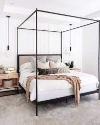 Il baldacchino è una tipologia di arredo con cui dare alla camera da letto una dimensione da sogno, sintesi di eleganza e romanticismo. Camera Da Letto In Stile Classico Contemporaneo Con Baldacchino Debora Cosmai