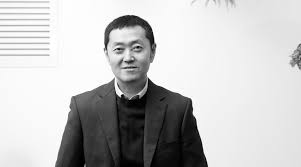 左右 (zuǒ yòu), 大概 (dà gài), 大约 (dà yuē) синоним 左右 不同的语境这几个词语表达的意思含义都不一样。 但是我猜测你想问的是它们类似于英语about的意思吧。 这三个词都有猜测，不确定，估计，的意思. Zivqlfm6yyixum