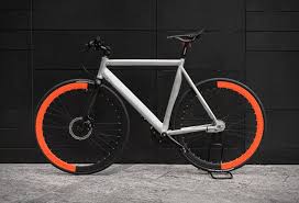 Equilibrium Fahrrad Mit Stylischer Halben Felgenfaerbung Fixie Fahrrad Fahrrad Design Fahrrad