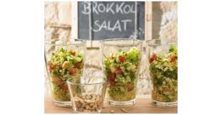 Brokkolisalat Mit Pinienkernen Rezept Brokkoli Salate Brokkolisalat Salate Rezepte Thermomix