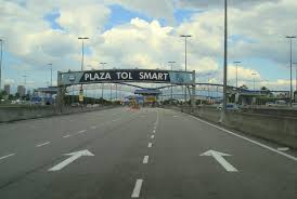 Trafik perlahan disebabkan jumlah kenderaan yang meningkat terutama arah selatan berhampiran plaza tol juru, lebuhraya. Kuala Lumpur Seremban Expressway E37 Klia2 Info