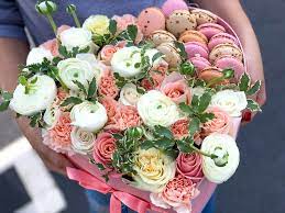 We're a modern gifting company that specializes in flower delivery. Large Heart Box With Macaroons And Fresh Cut Flowers In Miami Fl Luxury Flowers Miami