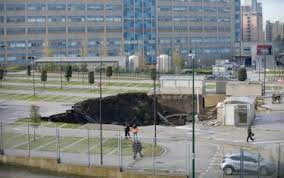 Enorme voragine si apre nel parcheggio lotto 1 dell'ospedale del mare a soli 100 metri dal covid residence di recente costruzione nell'area del nosocomio. Tkmbbxj Xctqfm