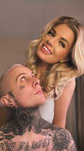 After 10+ years of marriage, Robyn left her husband and moved to a quiet  village, where she met Tatman