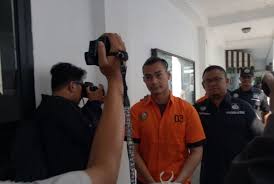 Dihimpun dari berbagai sumber, di bawah ini viva telah merangkum deretan artis tanah air yang terjerat kasus penyalahgunaan narkoba lebih dari satu kali. Artis Agung Saga Kembali Ditangkap Karena Narkoba Republika Online