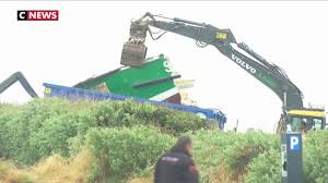 With 3km of sandy beaches, museums, historic sights, zoos, aquariums and some amazing seafood restaurants. Naufrage De La Snsm Le Canot Evacue De La Plage Cnews