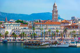 Перевод слова split, американское и британское произношение, транскрипция, словосочетания, однокоренные слова, примеры использования. Split Die Schone Hauptstadt Dalmatiens Geo