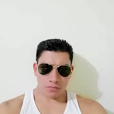 Eduardo El nombre Eduardo tiene raíces germánicas, derivado de las palabras  "ēad," que significa "riqueza" o "prosperidad," y "weard," que significa  "guardián" o "protector." Por lo tanto, Eduardo se interpreta como "guardián