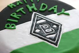 Heute Kann Ich Euch Meine Erste Richtige Fondant Torte Prasentieren Ein Schokotorte Verkleidet Mit Einer Borussia Fussball Torte Fondant Torten Fussball Kuchen