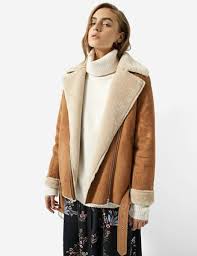 Si vous souhaitez obtenir un renseignement sur les vêtements en peau lainée de grandes marques proposés par la canadienne, n'hésitez pas à nous contacter ou bien à découvrir la collection dans nos magasins situés à paris. Veste En Peau Lainee 15 Modeles Au Top De La Tendance Qui Nous Font Craquer Femme Actuelle