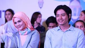 Setelah itu, cut meyriska sempat berpacaran dengan mantan pacar irish bella yang bernama amedz. Roger Danuarta Dan Cut Meyriska Menikah Di Medan Riaumandiri Co
