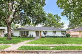 814 Sylvania Dr Dallas Tx 75218 Zillow With Images Custom Barn Doors Sylvania Soaker Tub Free Standing