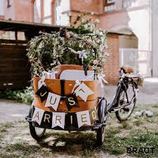 Brautmagazin Wieso Nicht Mal Die Luxuskarosse Gegen Ein Cooles Fahrrad Als Hochzeitsgefahrt Eintauschen In 2020 Fahrrad Hochzeit Hochzeitsfotograf Hochzeit