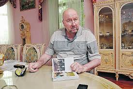 В 2012 году александр выпустил вторую книгу об окружении ельцина, где вновь изо всех сил обвиняет семью и близких соратников президента. Aleksandr Korzhakov Kak Ya Zashishal Brestskuyu Krepost Soyuznoe Veche