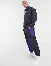 Goneryl نصف لتر تذكرة nike jogginganzug oversize. Nike Basketball La Lakers Nba Courtside Schwarzer Trainingsanzug Asos