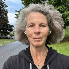 El hecho de que se parezca a Ana de Armas con pies por manos aparentemente  no fue suficiente.