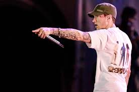 eminem makes chart history with eighth consecutive no 1