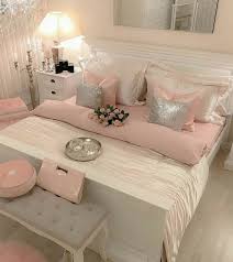 Nowadays, this kind of decor is so popular in a college apartment bedroom. Decoraciones De Dormitorios Franny New Place In 2018 Pinterest Bedroom Bedroom Decor And Room Decor Girl Bedroom Decor Pink Bedroom Decor Bedroom Decor