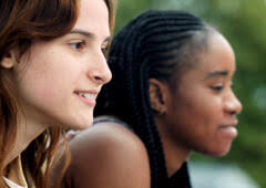 Lena Dunham se désape pour Hillary Clinton dans une vidéo de rap hilarante 