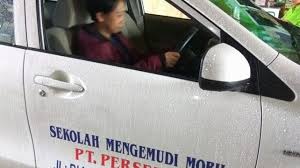 Carilah tempat latihan dilapangan luas dihari pertama dengan pendampingan dari supir berpengalaman. Biaya Kursus Mengemudi Mobil Di Jakarta Terbaru Biaya Info