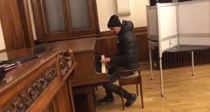 Pentru alegerile prezidențiale a fost publicată o listă de 835 secții de votare din străinătate. Video Un Roman A Cantat La Pian In SecÈia De Votare Din Jersey ConstanÈa De Azi