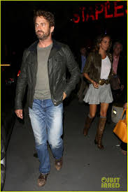 gerard butler mystery girlfriend root for lakers in first season game gerard butler girlfriend root for lakers in first season game 08 photo