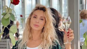 Switlana loboda (1982) ist eine ukrainische sängerin. Svetlana Loboda Vernulas V Kiev Bez Ohrany Ne Hodit Afisha Bigmir Net