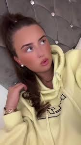 Claudia Meehan's Instagram, Twitter & Facebook