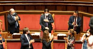 Il premier uscente è stato applaudito dai dipendenti della sede del governo che lo hanno salutato affacciandosi dalle finestre. Giuseppe Conte L Affondo Di Renato Farina Applauso Alla Camera Ingresso E Passerella Tipici Dei Parac Libero Quotidiano