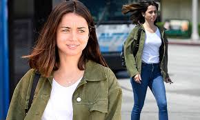 Bond Girl Ana De Armas Flaunts Her Natural Beauty By Going Make Up Free Daily Mail Online