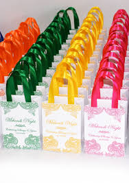 25 Mehendi Night Gift Bags With Satin Ribbon Your Names Personalized Gifts For Guests Mehndi Design Henna Sangeet Indian Wedding Favors In 2020 Indian Wedding Favors Wedding Favor Gift Bags