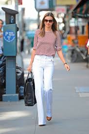 Calçados Para Usar Com Calça Flare Miranda Kerr Usa Calca Flare Com Anabelas Roupas De Trabalho Femininas Estilo Miranda Kerr Calca Flare Branca