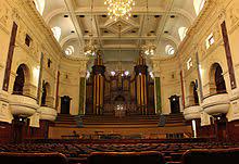 The bell tower contains africa's largest carillon of 39 bells and is modeled on london's big ben (although it is around 50% scale). Cape Town City Hall Wikipedia