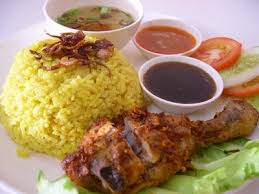 Ayam goreng berempah memiliki aroma yang khas, karena diolah dari aneka rempah. Serai Wangi Catering Nasi Ayam Goreng Berempah