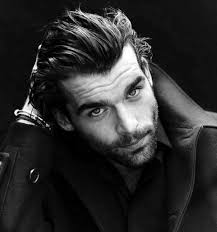 Il est possible de coiffer des cheveux épais d'hommes de multiples manières selon le style de chacun. Coiffure Pour Homme Les Tendances De 2017