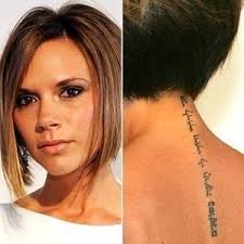 The net flooded with pictures of victoria's tattooed neck and back. Victoria Beckham Hebraisch Tattoo Song Of Solomon 6 3 Quot Ich Bin Mein Geliebter Beckham Prominente Tattoos Victoria Beckham Victoria Beckham Frisur