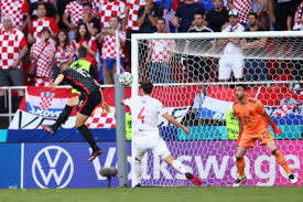 Ngay đầu hiệp 2, kramaric vào sân thay petkovic. Defhqdeukvpu M