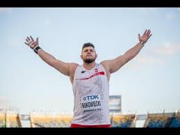 V roce 2014 se stal juniorským mistrem světa ve vrhu koulí. Konrad Bukowiecki 22 96m Throws Indoor World Junior Shot Put Record Youtube