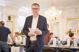 Hobbywinzer günther jauch betreibt ein weingut in kanzem. Gunther Jauch In Stuttgart Im Fernsehen Ohne Publikum Im Restaurant Vor Vollem Haus Stuttgart Stuttgarter Nachrichten