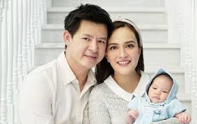 Shandy aulia dibuat geram dan luapkan emosi akibat anaknya claire herbowo dihina oleh salah satu netizen asal manado. Gantian Cemburu Shandy Aulia Iri Lihat Suami Beri Tatapan Mendalam Pada Sang Putri
