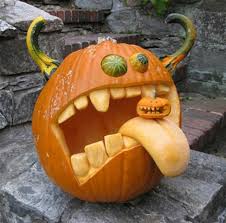 Coole Party Dekoration Im Garten Zu Halloween Originell Kurbisse Gesichter Halloween Kurbis Schnitzvorlagen Halloween Kurbis Schnitzen Halloween Kurbis