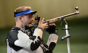 Sidi péter találatjelzője az első lövését tízesnek mutatta, értékelésre viszont már csak nyolcast kapott, mivel a finálé előtt nem jelent meg időben a döntősök számára fenntartott gyülekezési helyen. Csucsformaban Sidi Peter Ismet Vilagcsucsot Lott Pestisracok