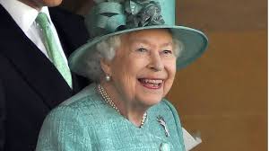 Queen elizabeth ii has worn 5,000 hats over the duration of her reign. Queen Elizabeth Schauen Sie Wer Zuruck Im Buckingham Palast Ist Gala De