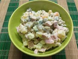 Оливье с копченой курицей и перепелиными яйцами. Salat Olive S Kolbasoj I 2 Vidami Ogurcov Recept S Foto Poshagovo