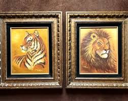 Dos pinturas vintage enmarcadas de grandes felinos tigre y león